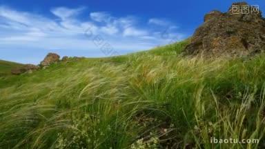 时间流逝的克里米亚大草原上的羽毛草和移动的云